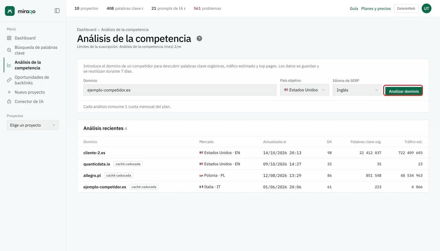 La página Análisis de la competencia: el campo del dominio rellenado, País objetivo, Idioma de SERP y el botón Analizar dominio resaltado; debajo, la tarjeta Análisis recientes con dominio, mercado, fecha de actualización, DA, palabras clave orgánicas y tráfico estimado por fila
