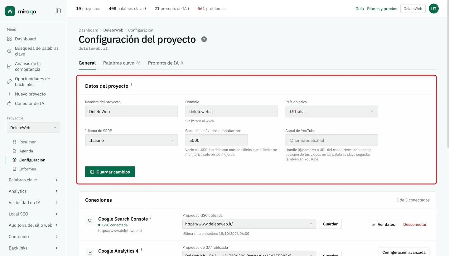 La pestaña General con la tarjeta Datos del proyecto, resaltada: Nombre del proyecto, Dominio, País objetivo, Idioma de SERP, Backlinks máximos a monitorizar, Canal de YouTube y el botón Guardar cambios; debajo empieza la tarjeta Conexiones con Google Search Console conectada
