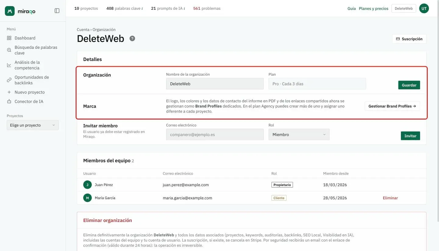 La página Organización: resaltadas, la tarjeta Detalles con el nombre de la organización, el plan y Guardar, la fila Marca con Gestionar Brand Profiles y la fila Invitar miembro; arriba a la derecha el botón Suscripción