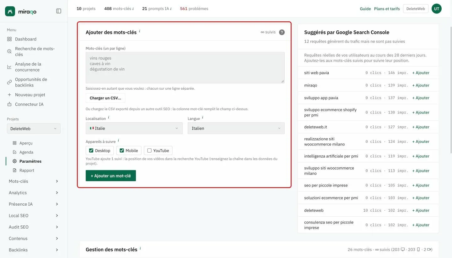 Le formulaire Ajouter des mots-clés dans Paramètres → Mots-clés : la zone de texte avec un mot-clé par ligne, dessous le bouton Charger un CSV… pour importer les mots-clés d’un autre outil, puis Localisation, Langue, les appareils à suivre et le bouton + Ajouter un mot-clé