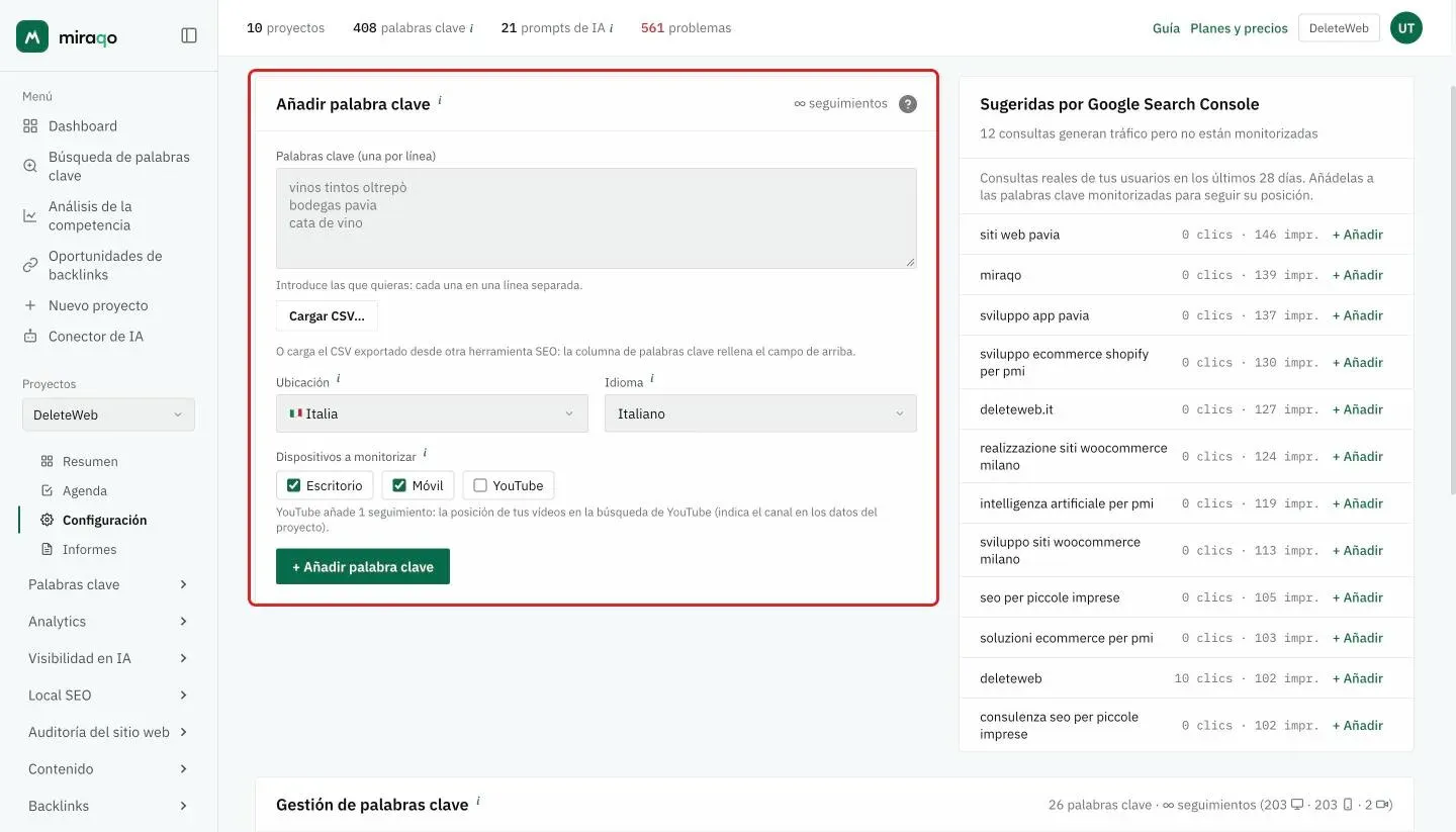 El formulario Añadir palabra clave en Configuración → Palabras clave: área de texto con una palabra clave por línea, debajo el botón Cargar CSV… para importar las palabras clave desde otra herramienta, luego Ubicación, Idioma, los dispositivos a rastrear y el botón + Añadir palabra clave