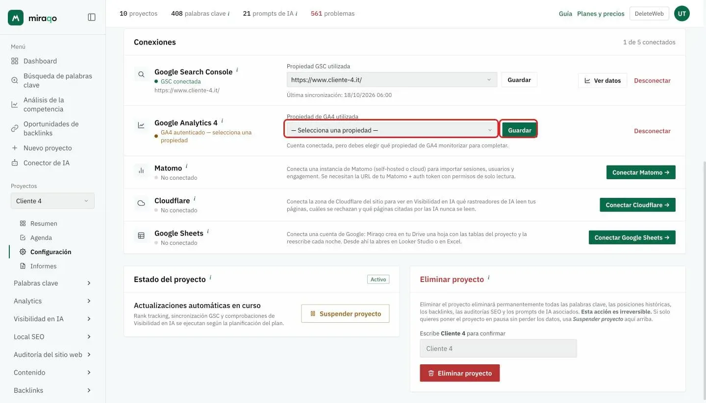 Las filas Google Analytics 4 y Matomo de la tarjeta Conexiones tras la autenticación, a la espera de la elección: el menú Propiedad de GA4 utilizada con el botón Guardar resaltado