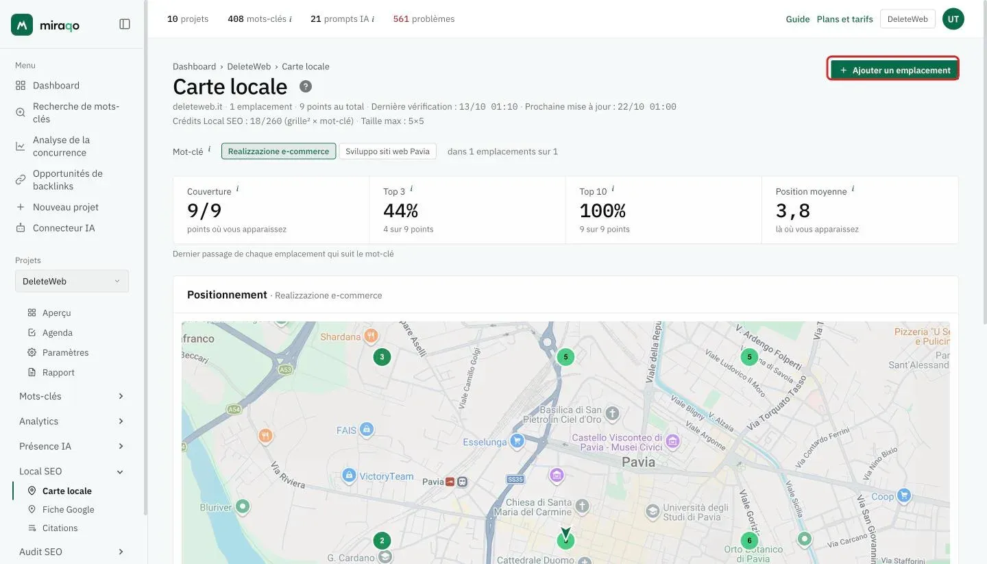 La partie haute de la page Carte locale : le bouton + Ajouter un emplacement mis en évidence en haut à droite, les crédits Local SEO utilisés sur le total, les boutons des mots-clés et, en dessous, les quatre chiffres Couverture, Top 3, Top 10 et Position moyenne pour le mot-clé sélectionné