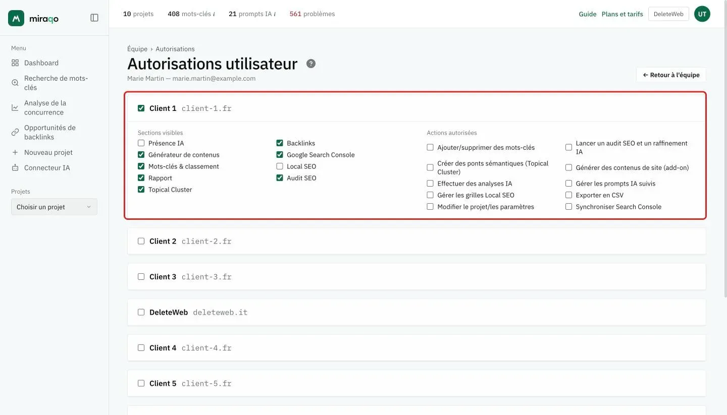 La page Autorisations utilisateur : mis en évidence, le premier projet avec la case d’accès cochée et ouvert sur les deux groupes Sections visibles et Actions autorisées, les autres projets fermés avec uniquement la case à côté du nom et du domaine