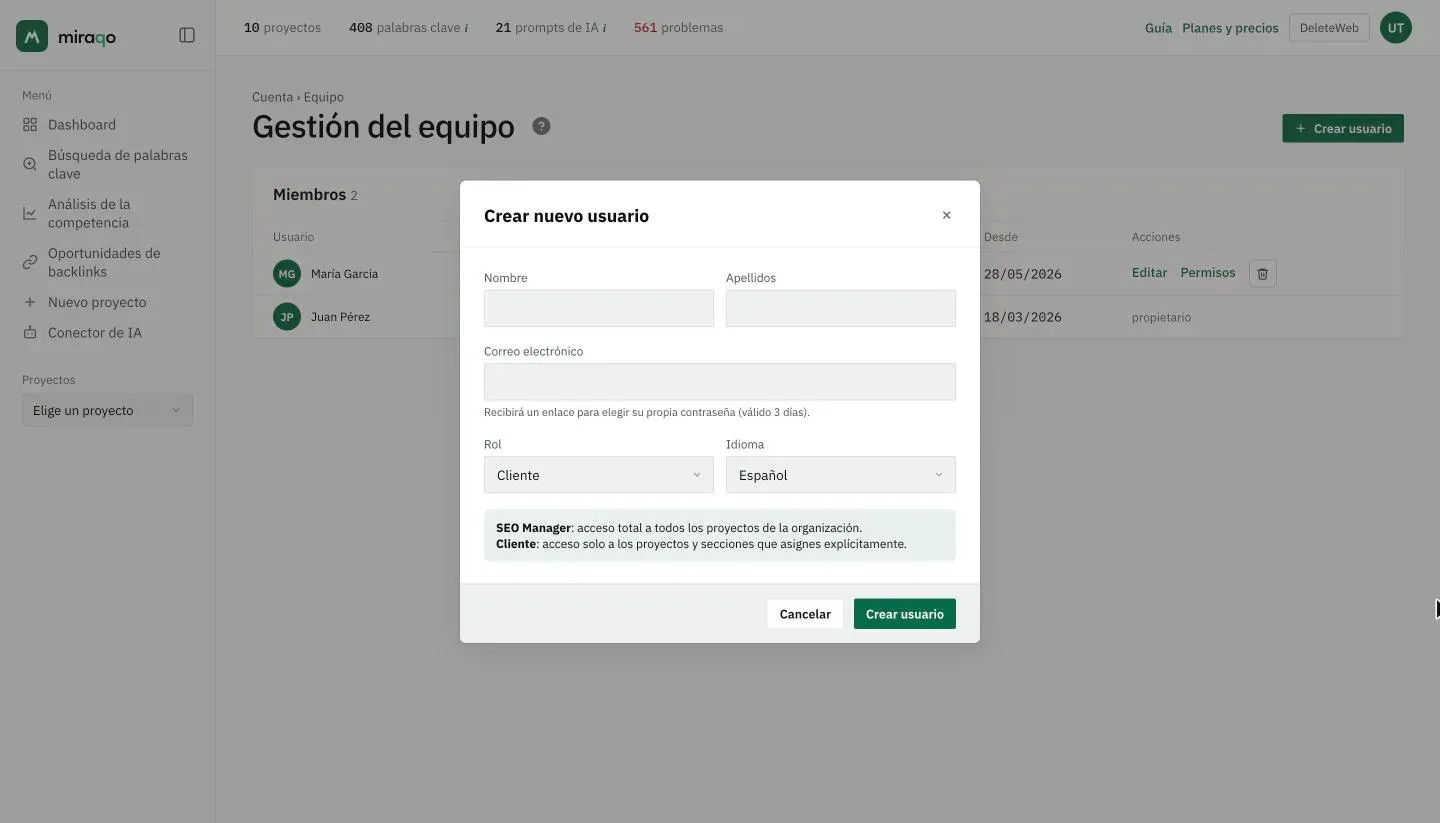 La ventana Crear nuevo usuario: Nombre, Apellidos, Correo electrónico con la nota sobre el enlace válido 3 días, Rol en Cliente, Idioma en Español, la explicación de los dos roles y los botones Cancelar y Crear usuario