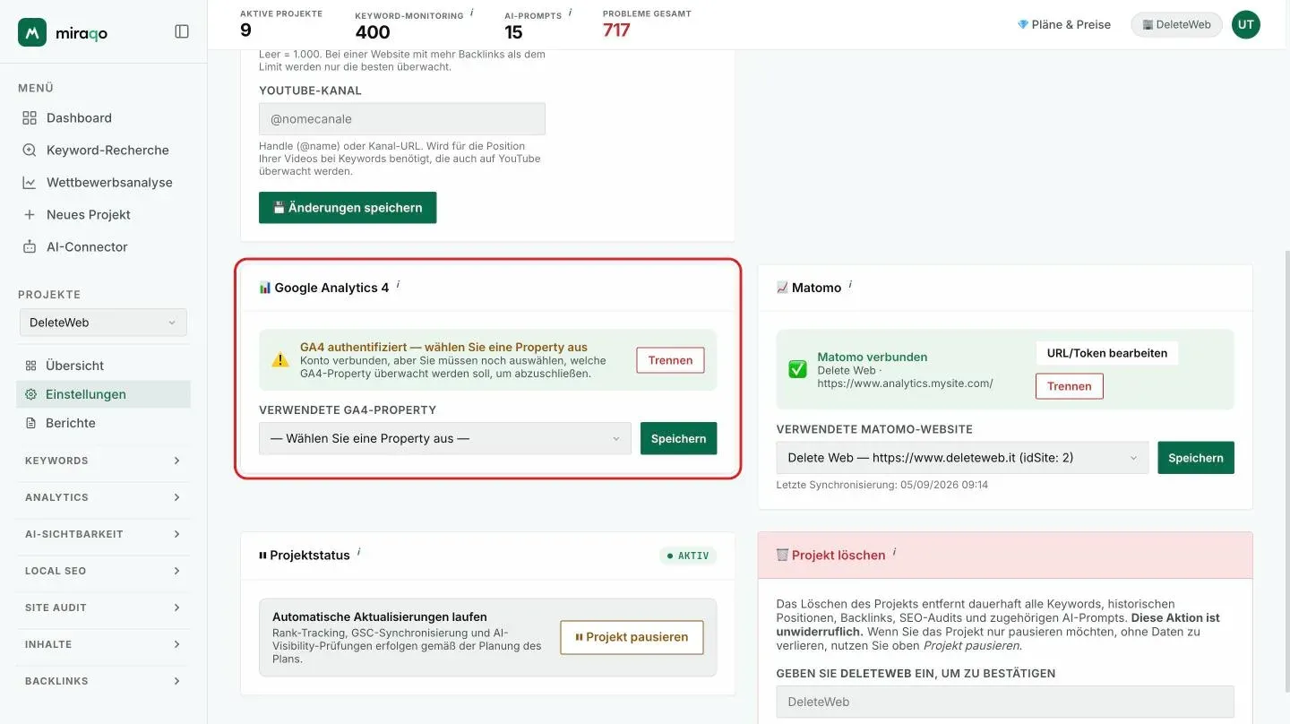 Die hervorgehobene Karte Google Analytics 4 und die Karte Matomo nebeneinander im authentifizierten Zustand ohne ausgewählte Property oder Website: das gelbe Banner, das Menü zur Auswahl der Property oder Website, Speichern und Trennen