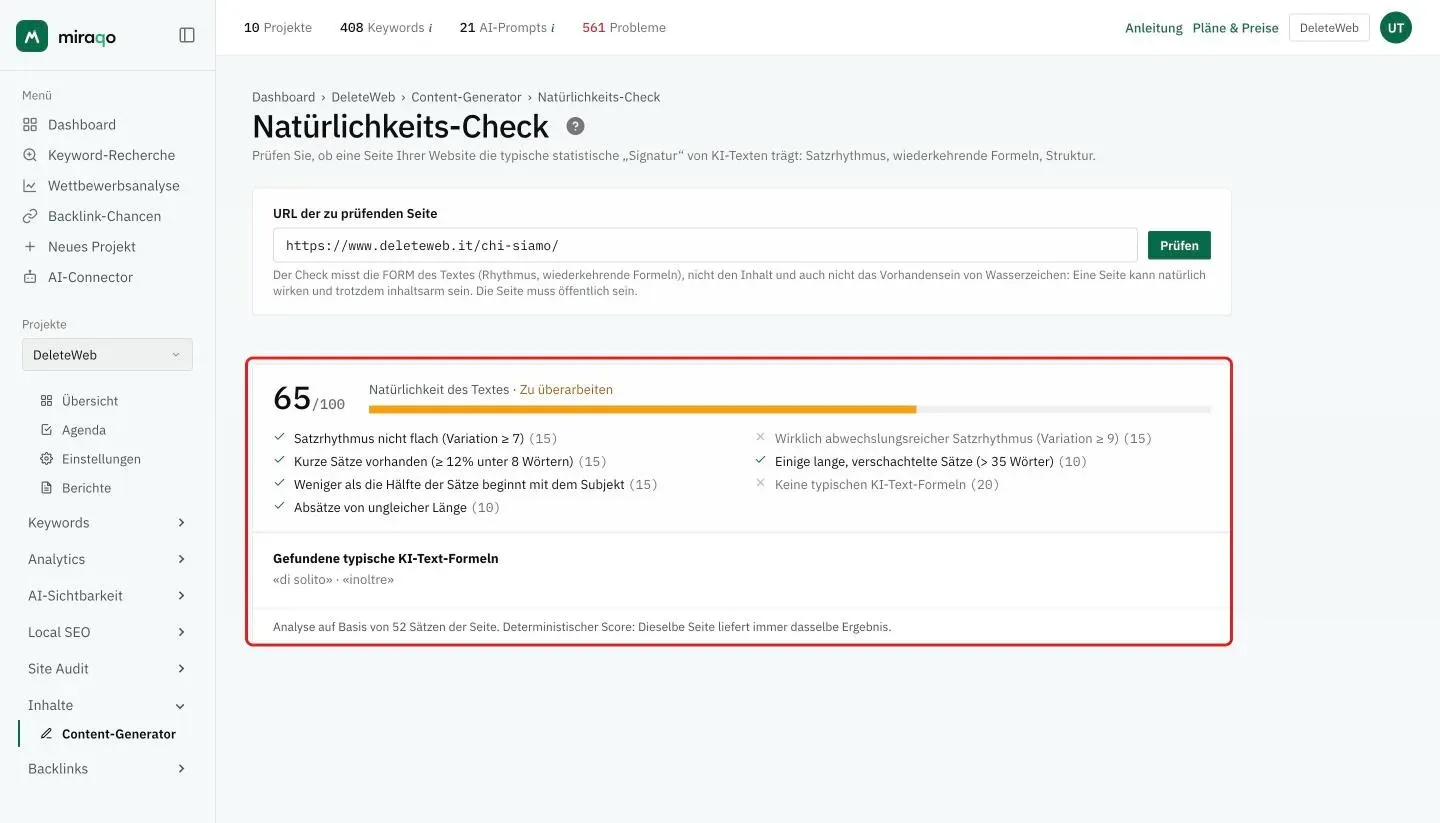 Das Ergebnis der Prüfung: der Naturalitäts-Score des Textes mit dem Balken und dem Label Zu überarbeiten, die Checkliste der bestandenen und nicht bestandenen Prüfungen mit dem Gewicht jeder einzelnen, die gefundenen typischen KI-Textformeln und die Anzahl der analysierten Sätze