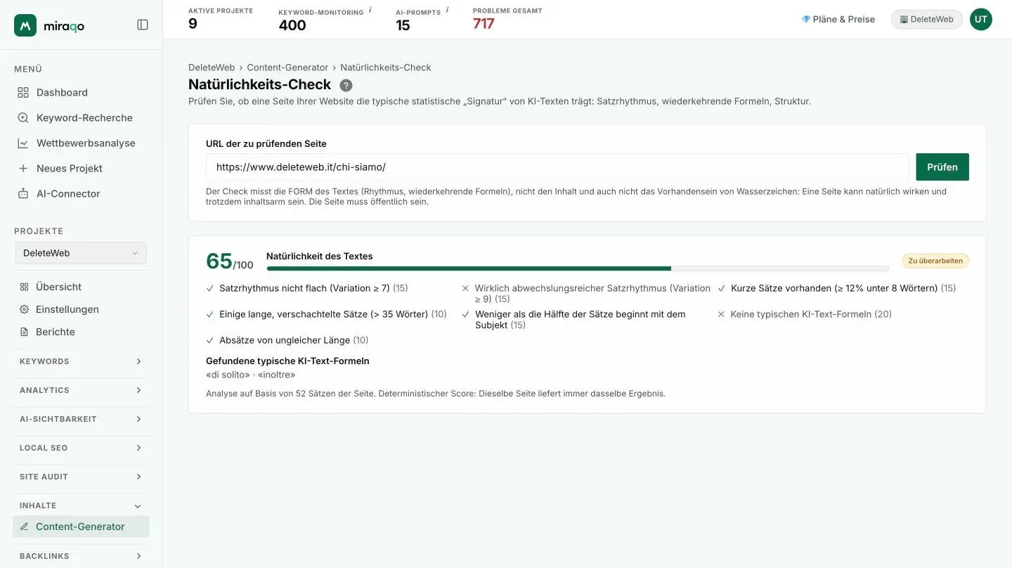 Das Ergebnis der Prüfung: der Naturalitäts-Score des Textes mit dem Balken und dem Label Zu überarbeiten, die Checkliste der bestandenen und nicht bestandenen Prüfungen mit dem Gewicht jeder einzelnen, die gefundenen typischen KI-Textformeln und die Anzahl der analysierten Sätze