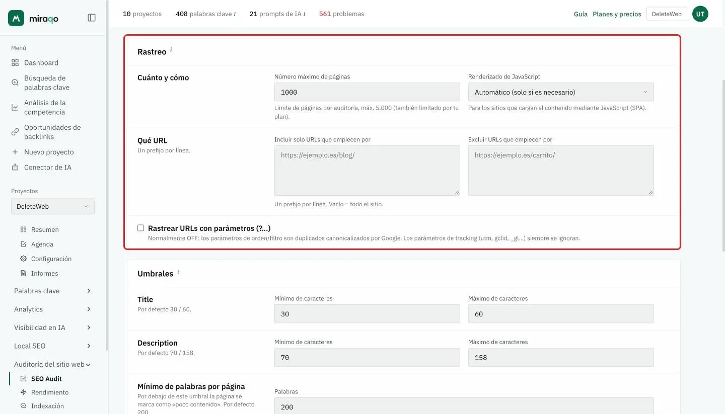 La tarjeta Rastreo, resaltada: en la fila Cuánto y cómo el Número máximo de páginas y el Renderizado de JavaScript, en la fila Qué URL los dos recuadros Incluir solo URLs que empiecen por y Excluir URLs que empiecen por, y la casilla Rastrear URL con parámetros