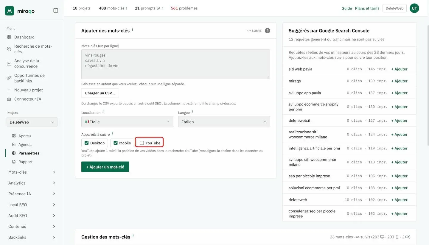 Paramètres → Mots-clés, formulaire Ajouter des mots-clés : parmi les appareils à suivre, la case YouTube mise en évidence à côté de Desktop et Mobile