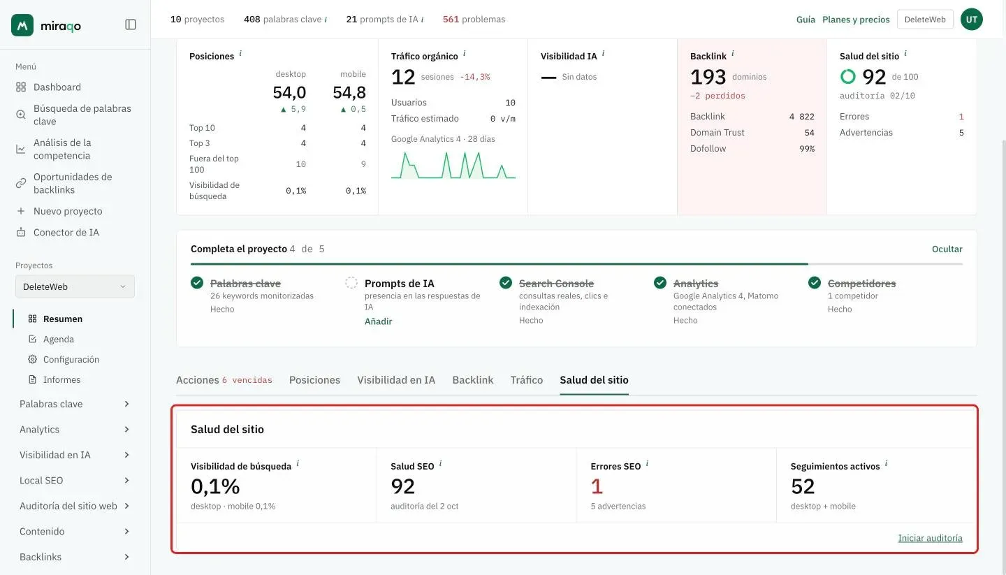 La pestaña Salud del sitio resaltada: Visibilidad de búsqueda, Salud SEO con la fecha de la auditoría, Errores SEO con las advertencias y Seguimientos activos, y el enlace Iniciar auditoría