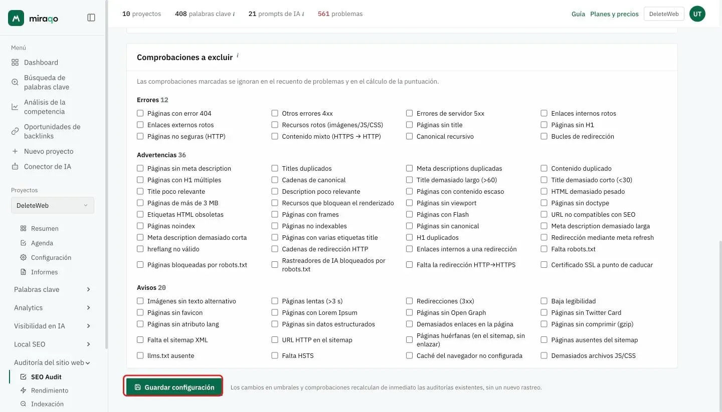 La tarjeta Comprobaciones a excluir con las casillas divididas en los grupos Errores, Advertencias y Avisos, una por comprobación, y al final el botón Guardar configuración resaltado con la nota de que los umbrales y las comprobaciones recalculan de inmediato los audits existentes