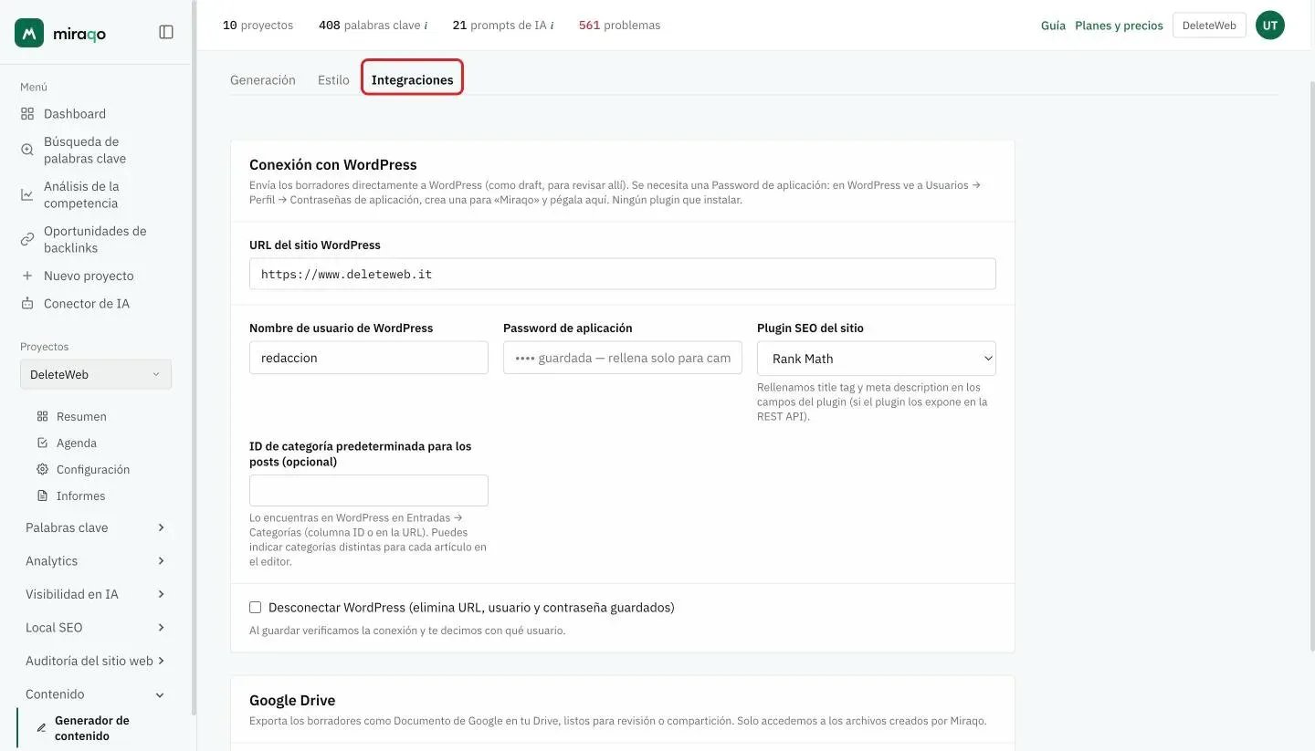 La pestaña Integraciones resaltada: la conexión con WordPress con URL del sitio, nombre de usuario, contraseña de aplicación ya guardada, plugin SEO Rank Math, categoría predeterminada y la casilla Desconectar, y debajo Google Drive con el estado Conectado
