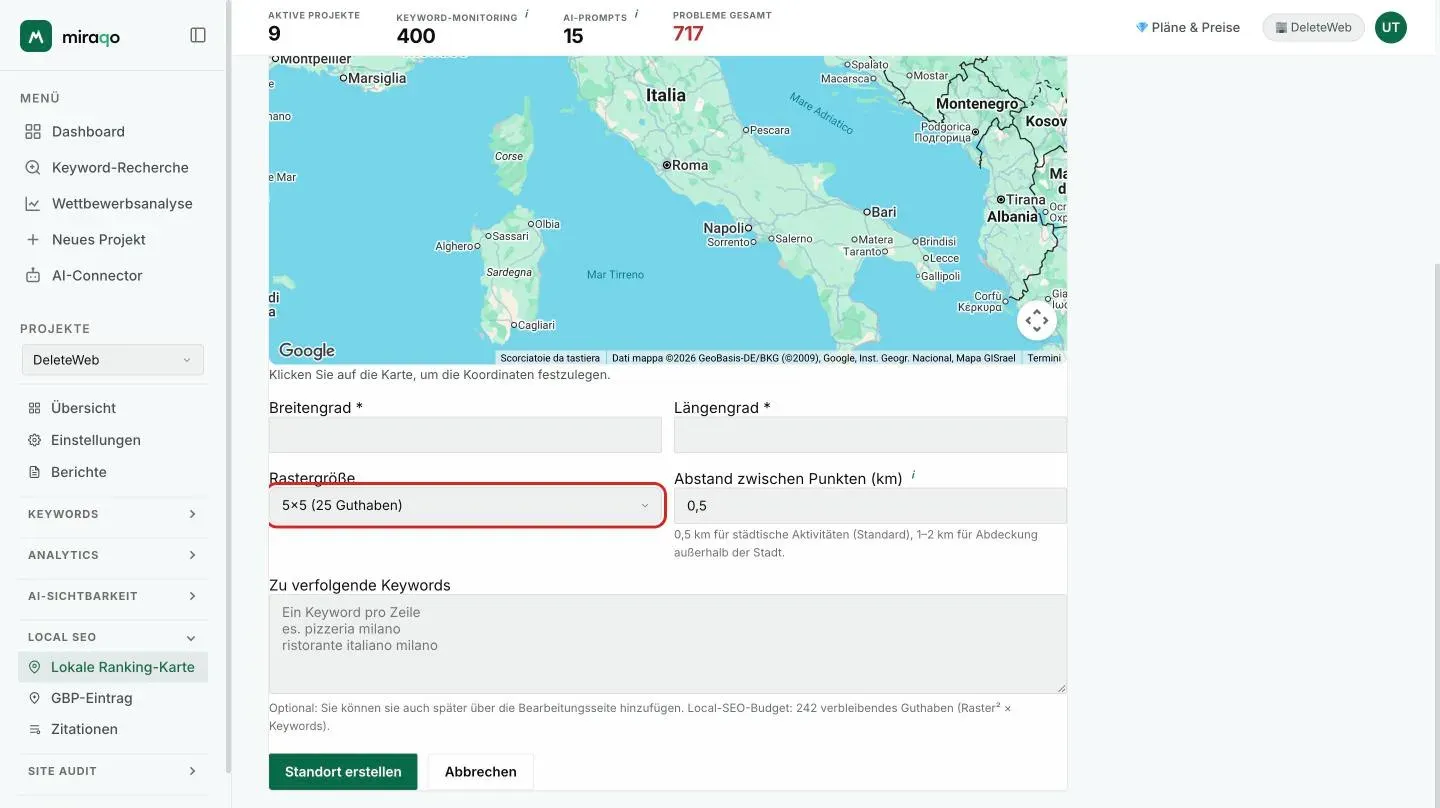 Der untere Teil des Formulars: Latitude und Longitude, ausgefüllt durch den Klick auf die Karte, der hervorgehobene Selektor Grid-Größe mit den Credit-Kosten neben jeder Größe, der Abstand zwischen den Punkten, die Textarea Zu trackende Keywords und der Button Standort erstellen