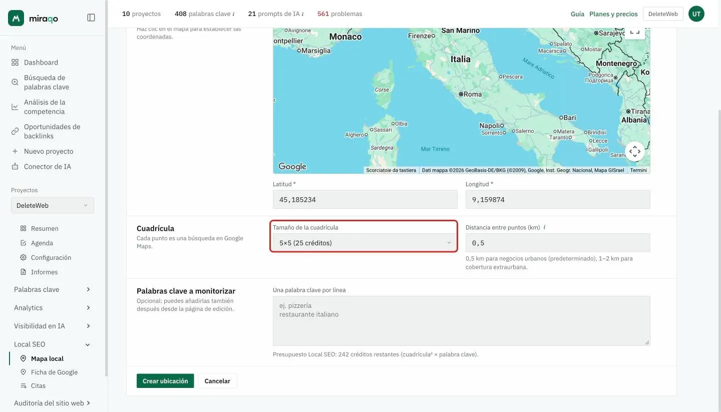 La parte baja del formulario: Latitud y Longitud rellenadas al hacer clic en el mapa, el selector Tamaño de la cuadrícula resaltado con el coste en créditos, la Distancia entre puntos, las Palabras clave a monitorizar con los créditos restantes y el botón Crear ubicación