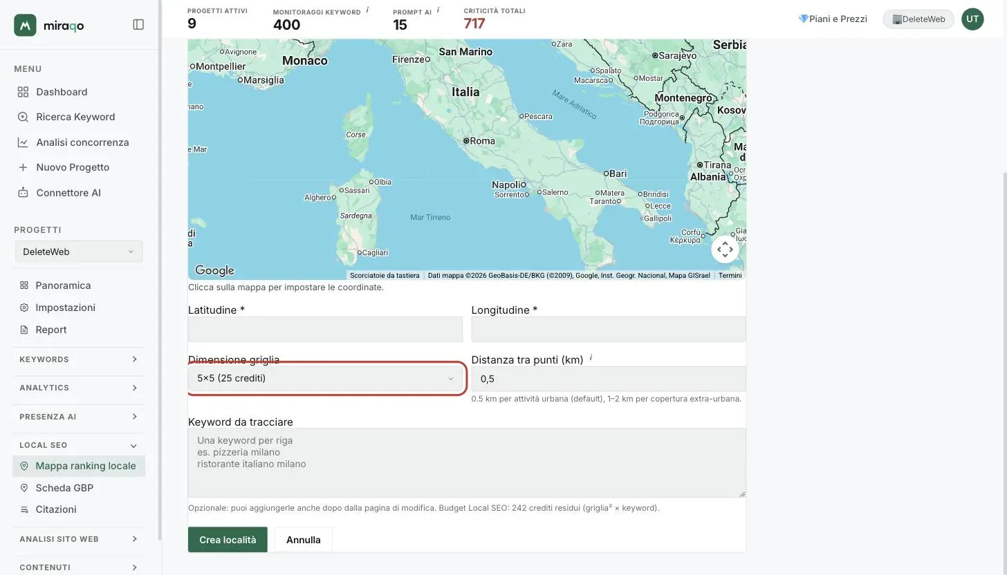 La parte bassa del form: Latitudine e Longitudine compilate dal clic sulla mappa, il selettore Dimensione griglia evidenziato con il costo in crediti accanto a ogni misura, la Distanza tra punti, la textarea Keyword da tracciare e il bottone Crea località