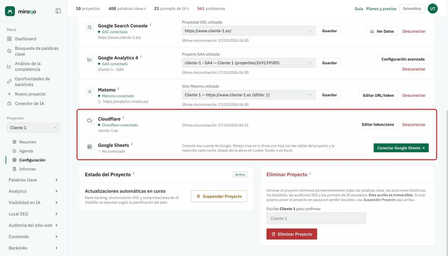 Las filas Cloudflare y Google Sheets resaltadas en la tarjeta Conexiones: Cloudflare conectado con la zona, la fecha de la última sincronización, Editar token/zona y Desconectar; Google Sheets sin conectar, con la explicación y el botón Conectar Google Sheets