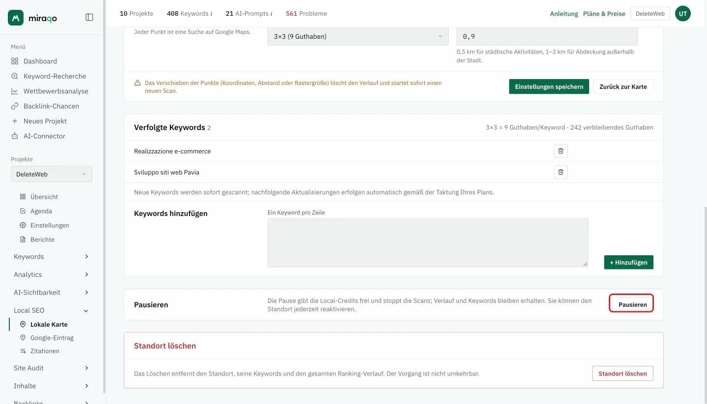 Der untere Teil der Bearbeitungsseite: der Hinweis, dass das Verschieben der Punkte die Historie löscht, die Karte Verfolgte Keywords mit dem Papierkorb pro Keyword, dem Guthaben pro Keyword und dem Feld zum Hinzufügen weiterer, der hervorgehobene Button Pausieren und unten Standort löschen