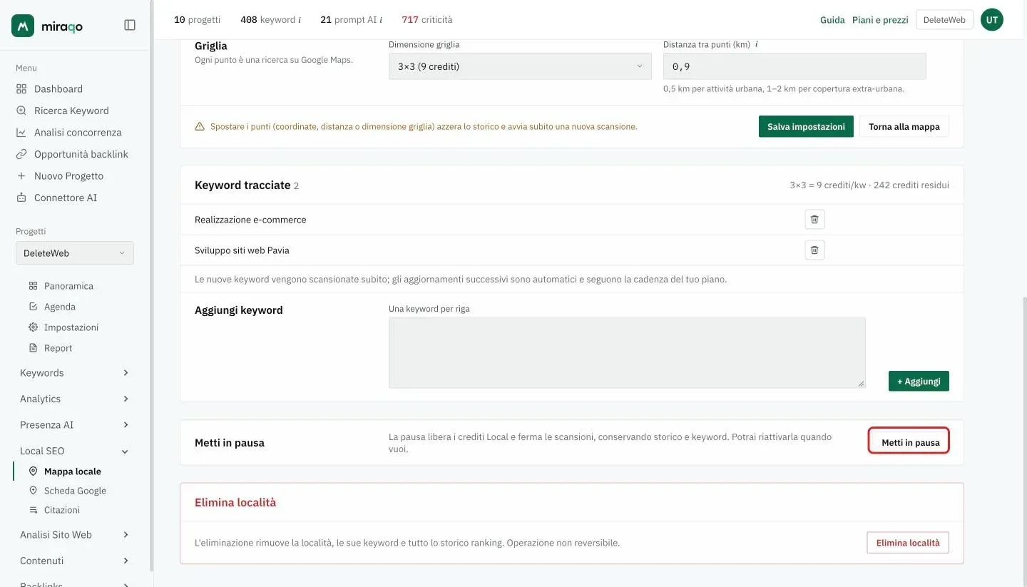 La parte bassa della pagina di modifica: l’avviso che spostare i punti azzera lo storico, la card Keyword tracciate con il cestino per ogni keyword, i crediti per keyword e il campo per aggiungerne, il pulsante Metti in pausa evidenziato e in fondo Elimina località