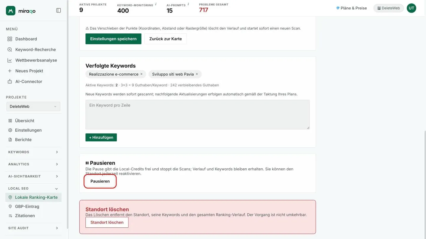 Der untere Teil der Bearbeitungsseite: der Hinweis, dass das Verschieben der Punkte die Historie löscht, die Karte Getrackte Keywords mit den Keyword-Pillen, den Credits pro Keyword und der Textarea zum Hinzufügen weiterer, die Karte Pausieren mit dem hervorgehobenen Button und unten die Gefahrenzone Standort löschen