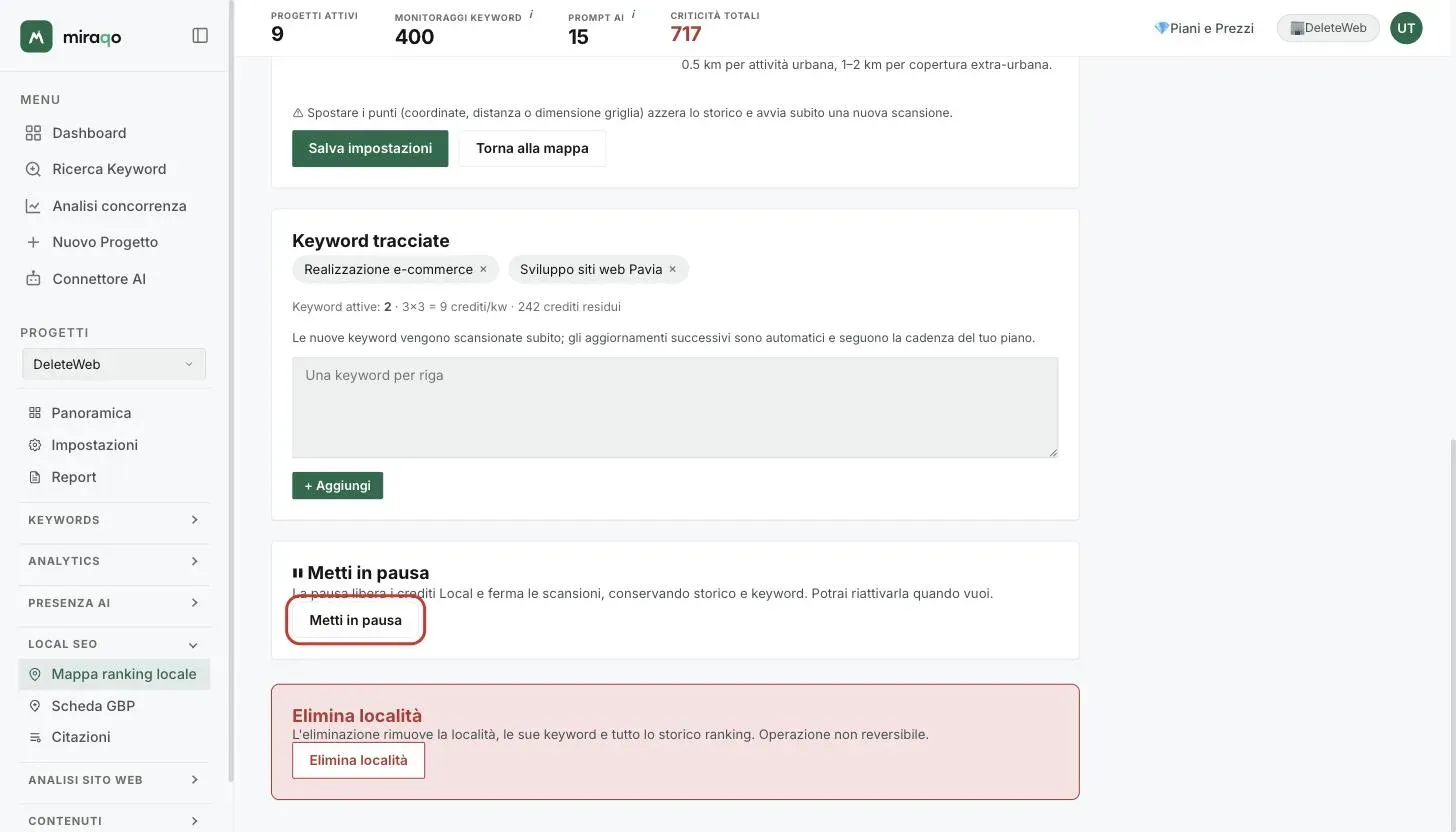 La parte bassa della pagina di modifica: l’avviso che spostare i punti azzera lo storico, la card Keyword tracciate con le pill delle keyword, i crediti per keyword e la textarea per aggiungerne, la card Metti in pausa con il bottone evidenziato e in fondo la Danger zone Elimina località