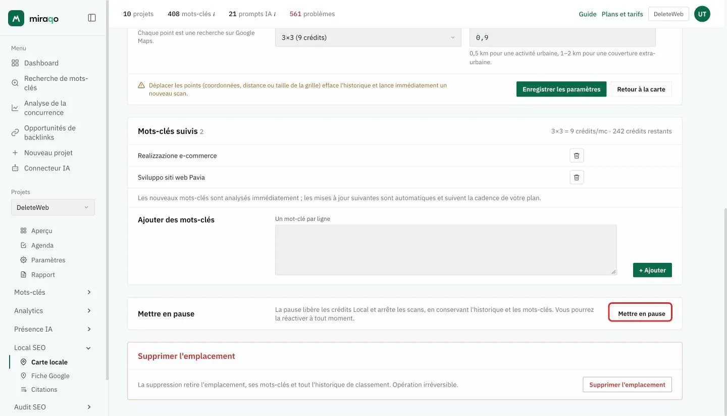 La partie basse de la page de modification : l’avertissement indiquant que déplacer les points efface l’historique, la carte Mots-clés suivis avec la corbeille de chaque mot-clé, les crédits par mot-clé et le champ pour en ajouter, le bouton Mettre en pause mis en évidence et, en bas, Supprimer l’emplacement